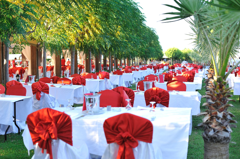 How to Decorate Your Reception Tables with Chiffon Table Runners and Linens